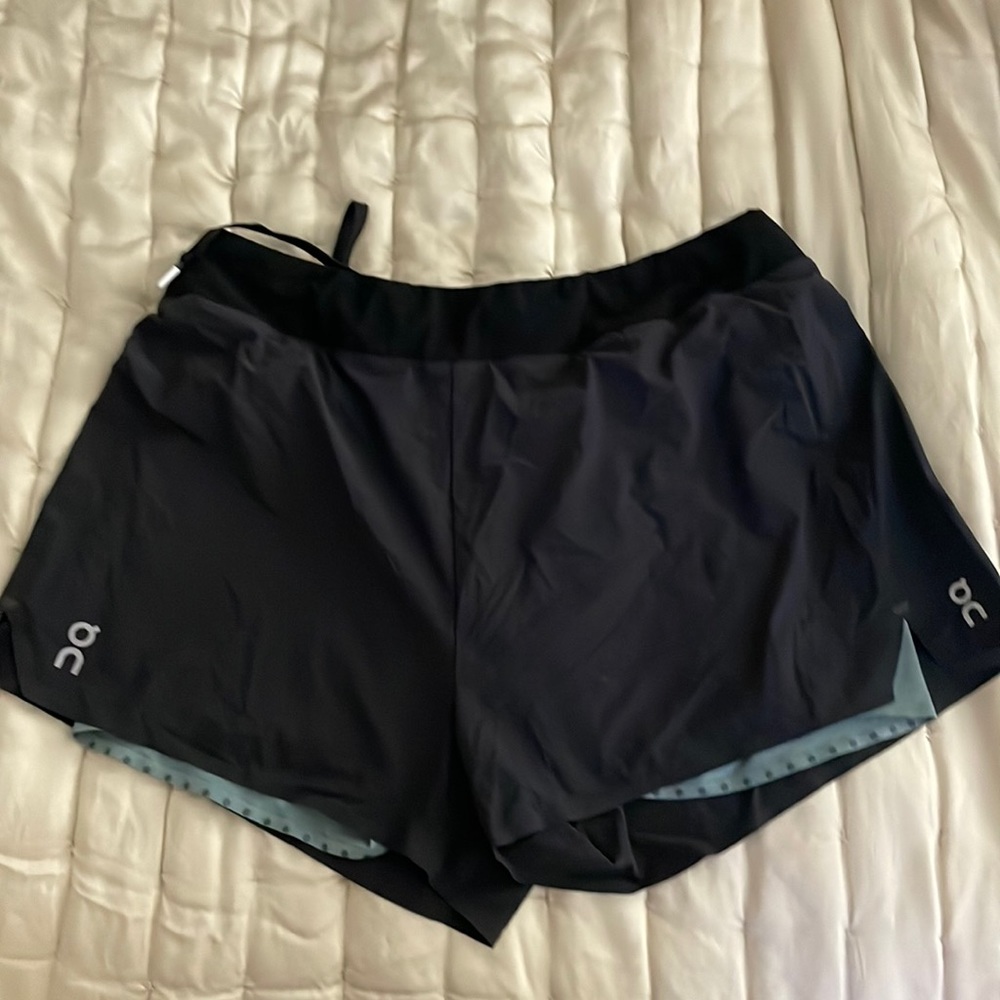 On Cloud shorts with liner